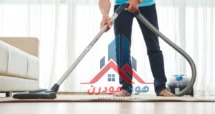 عمال تنظيف بالساعة
