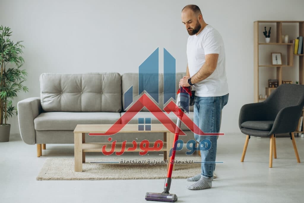 عمال تنظيف بالساعة